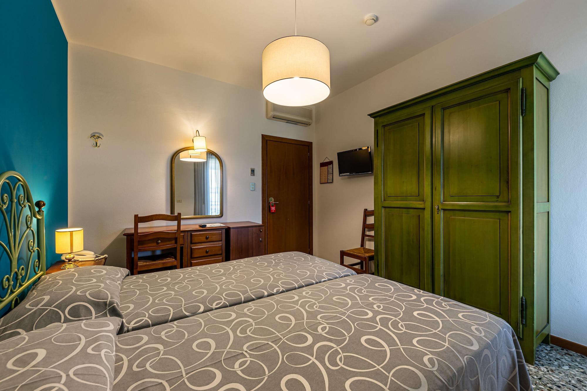 Hotel Bisesti ***S ガルダ エクステリア 写真