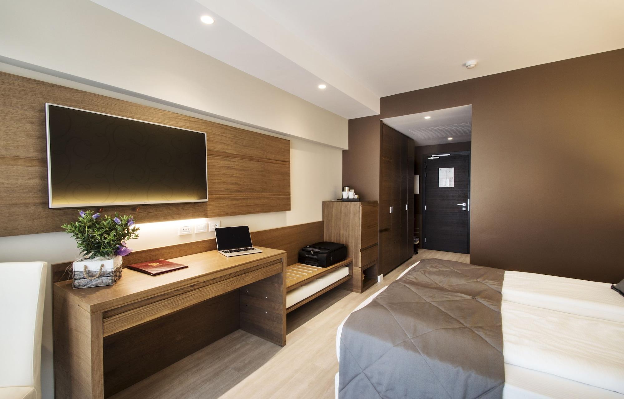 Hotel Bisesti ***S ガルダ エクステリア 写真