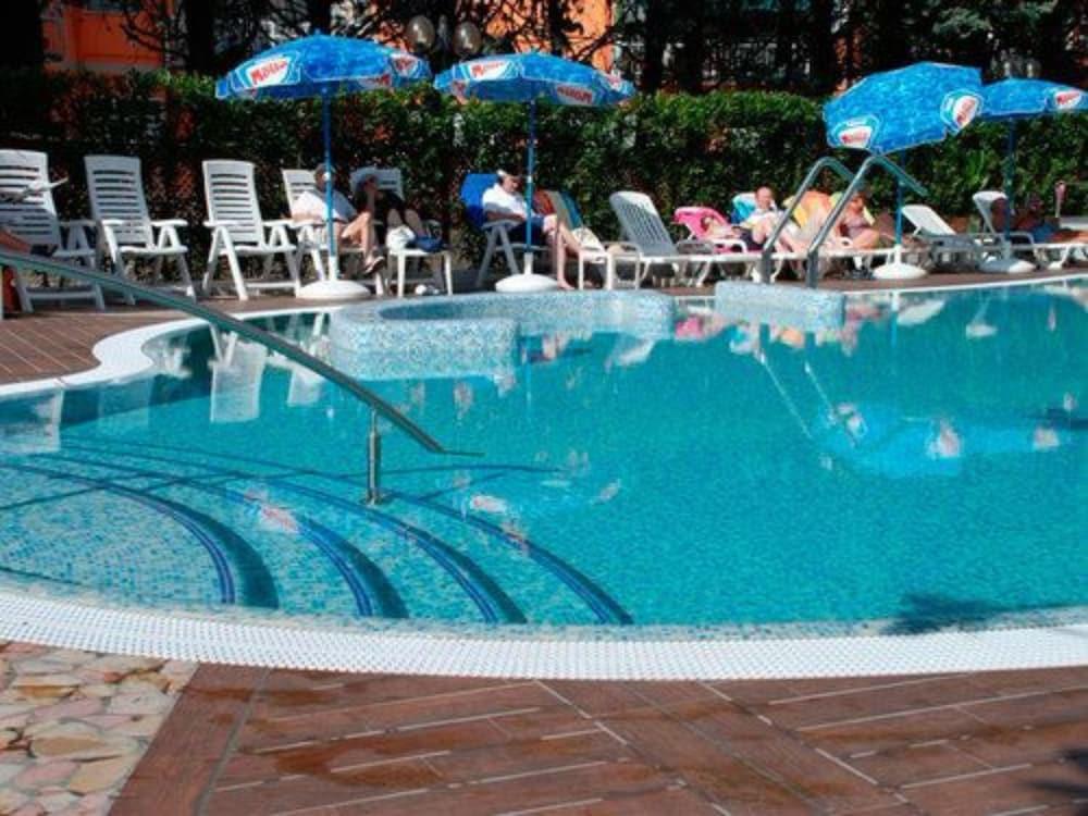 Hotel Bisesti ***S ガルダ エクステリア 写真