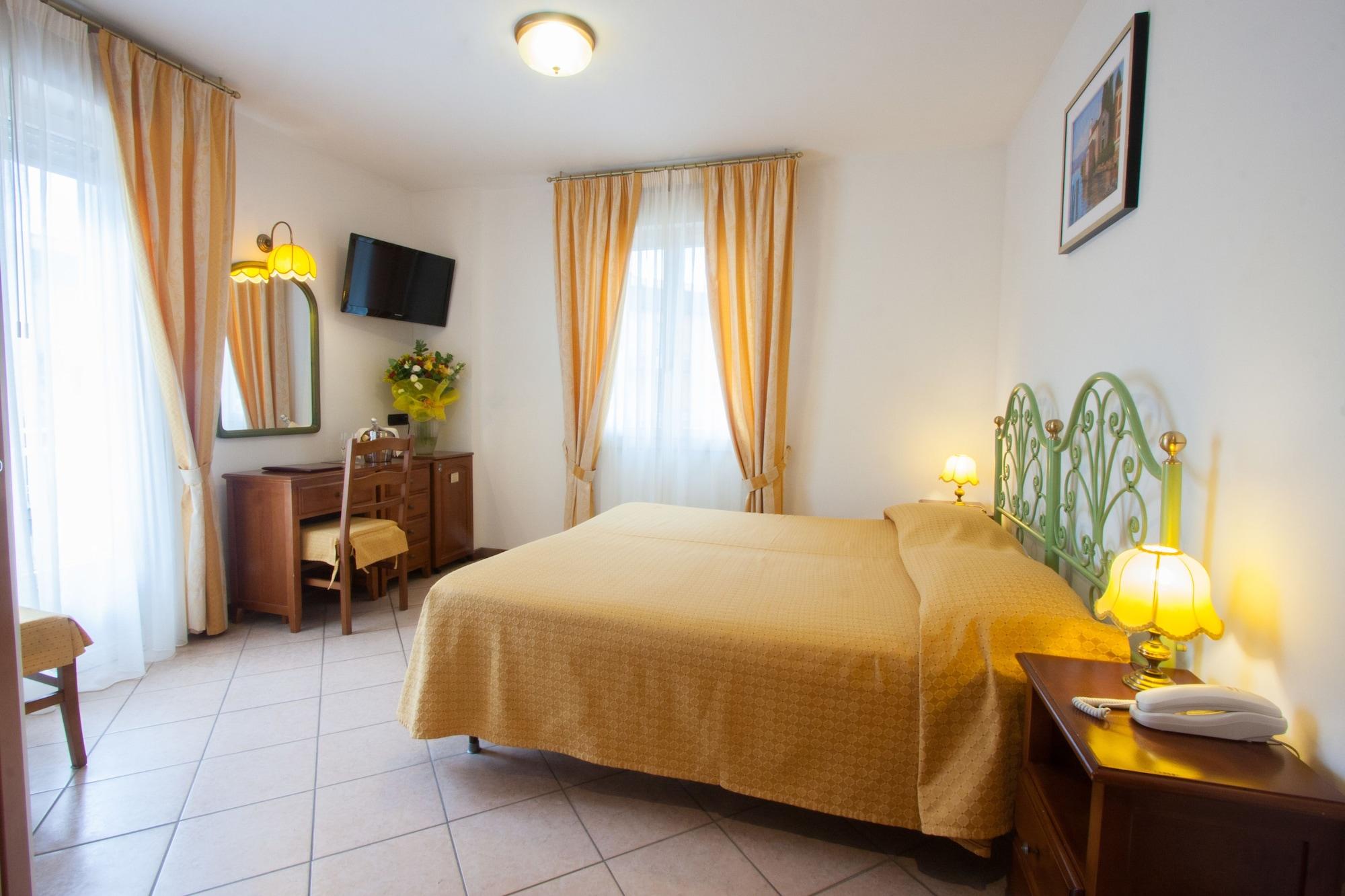 Hotel Bisesti ***S ガルダ エクステリア 写真