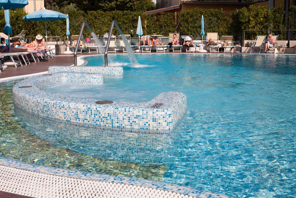 Hotel Bisesti ***S ガルダ エクステリア 写真