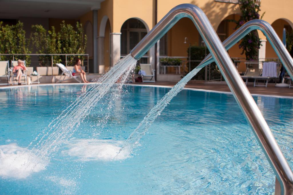Hotel Bisesti ***S ガルダ エクステリア 写真