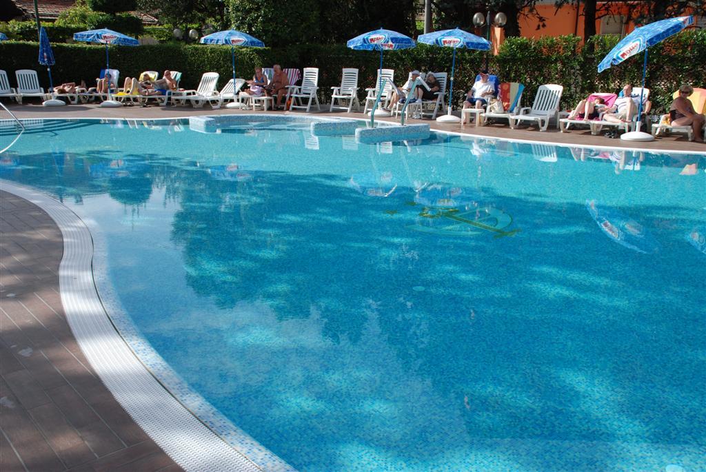 Hotel Bisesti ***S ガルダ エクステリア 写真