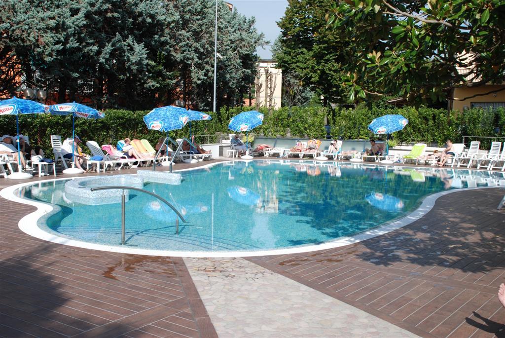 Hotel Bisesti ***S ガルダ エクステリア 写真
