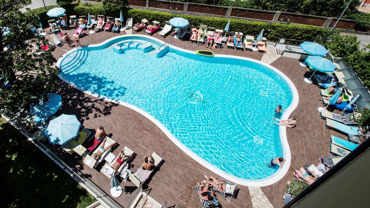 Hotel Bisesti ***S ガルダ エクステリア 写真